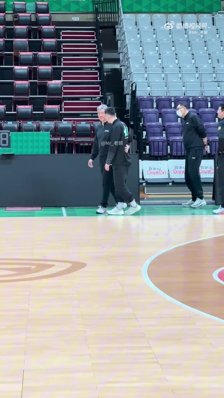 DB官网在线登录入口今晚客场挑战辽宁队 媒体人：贺希宁上午没有出现在踩场训练中