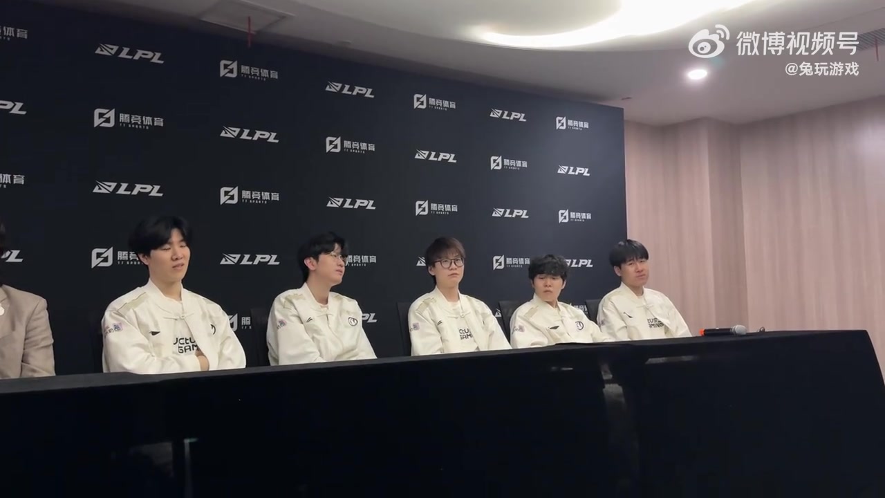 DB真人旗舰哥几个隔着演小品呢？iG五人”话筒风云“：这话筒没用，只是装饰