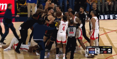 DB电子官网有没有人管我🥹火勇冲突躺地的阿门险些被踩到&助教赶忙保护！