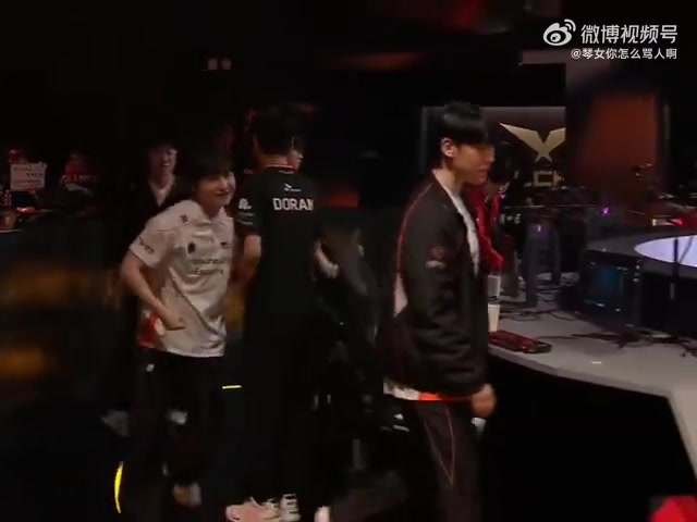 DB视讯官方登录入口前队友只能鼓励你了😆Delight Viper Zeka Peanut赛后拍了Doran